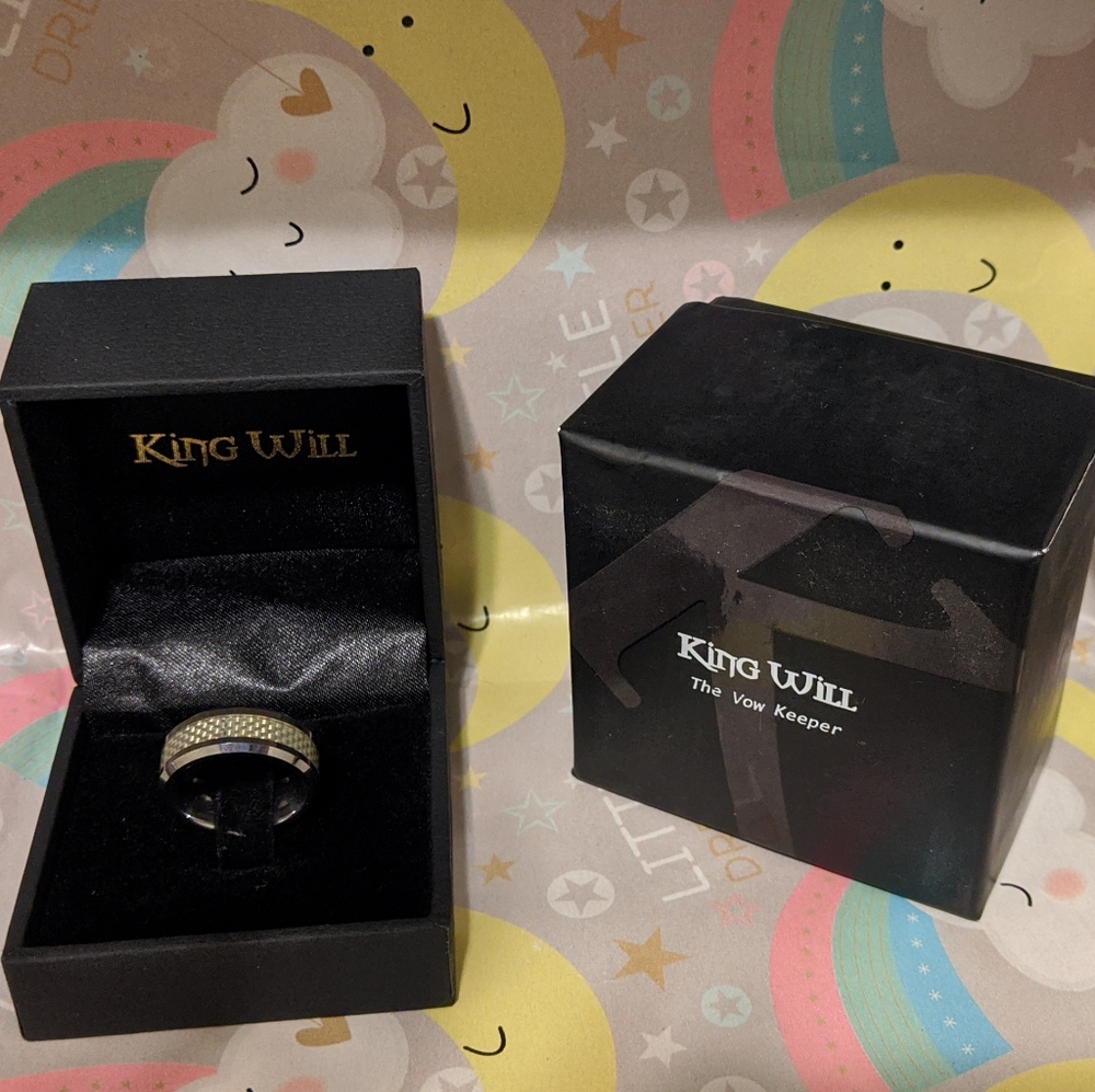 Tungstun Carbide ring - carbon fiber inlaid